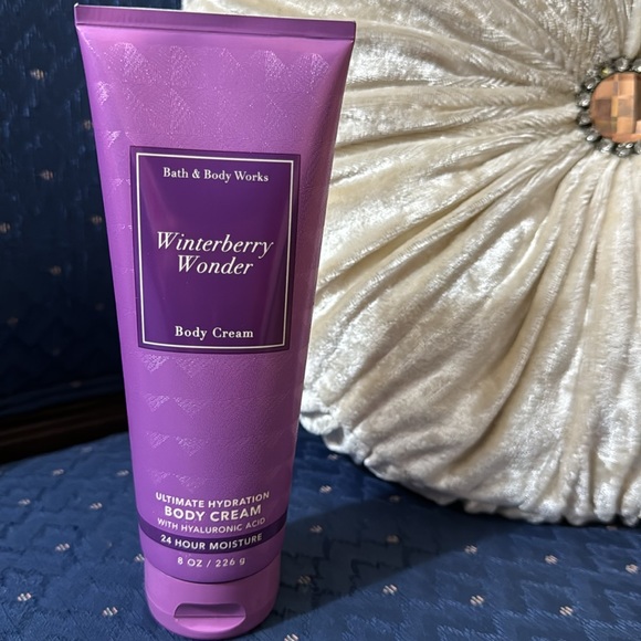 BATH & BODY WORKS SET. . . WINTERBERRY WONDER SCENT - Picture 3 of 6